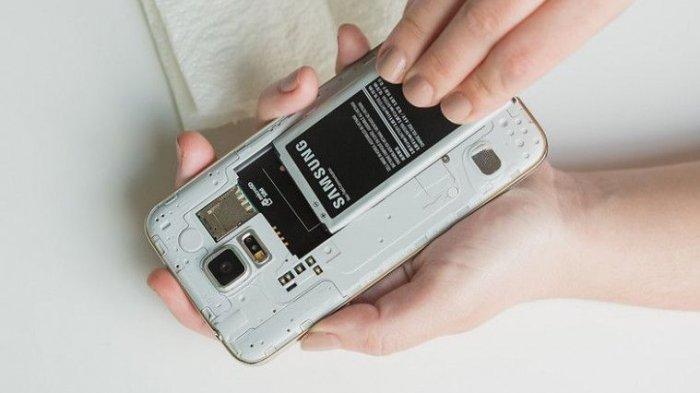 Ilustrasi melepas baterai HP