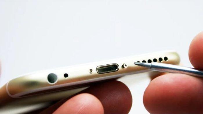 Ilustrasi melepas baut di HP, bisa rusak bila dilakukan dengan cara yang kasar