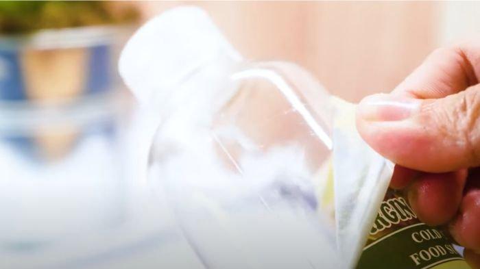Kamu bisa memanfaatkan botol plastik untuk membantu mengatasi kloset mampet.