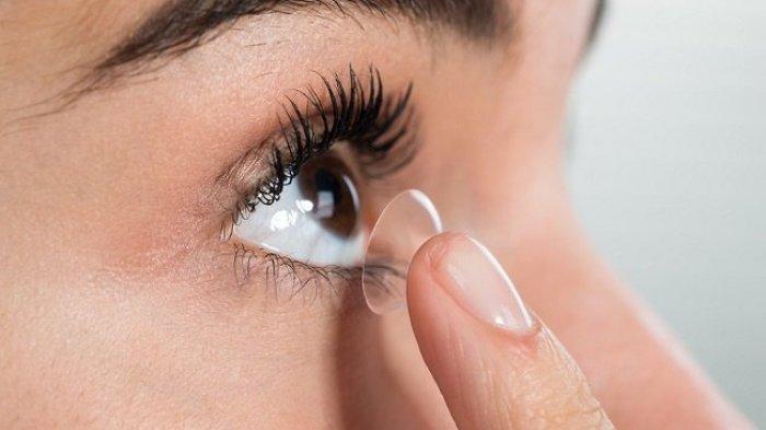 Ilustrasi memasang softlens