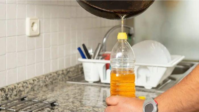 Coba masukkan minyak goreng ke dalam wadah dan bekukan sebelum membuangnya ke tempat sampah.