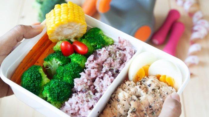 Ilustrasi membawa bekal makanan dalam wadah, hindari menutupnya dalam kondisi panas.