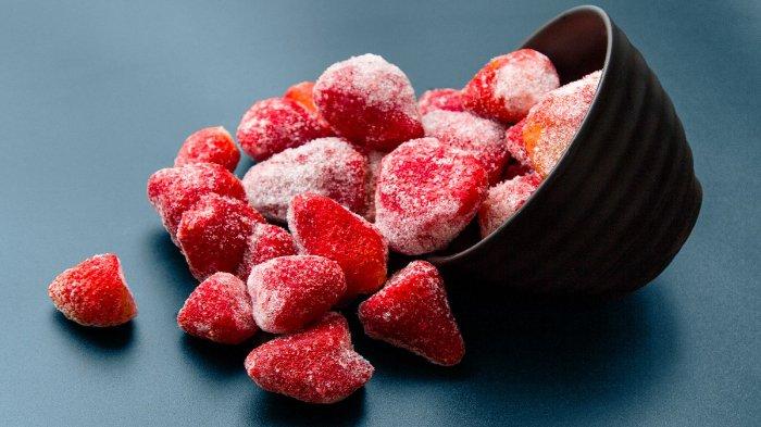 Ilustrasi membekukan strawberry untuk memperpanjang masa simpan.