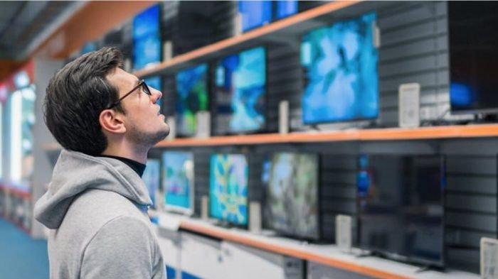 Ilustrasi seorang pria yang sedang mempertimbangkan Android TV dan Smart TV
