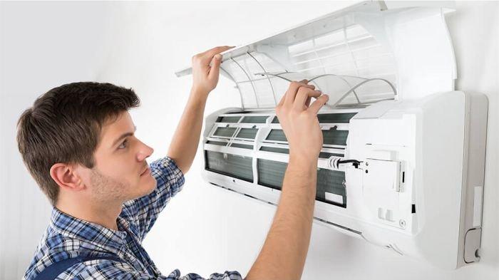 Ilustrasi membersihkan Air Conditioner (AC), khususnya pada bagian filter dan bagian lain penyebab bocor.