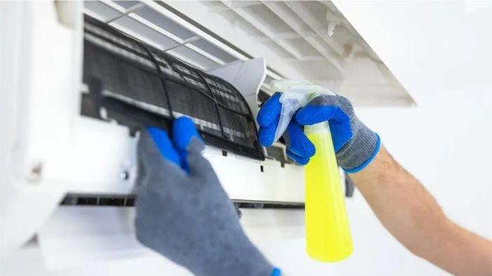Ilustrasi membersihkan Air Conditioner (AC) indoor atau bagian yang ada di dalam ruangan