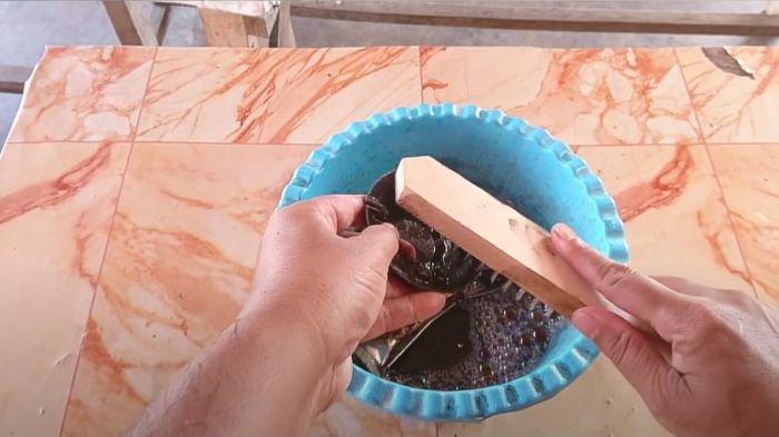 Ilustrasi membersihkan dan menyikat burner kompor gas yang penuh kerak