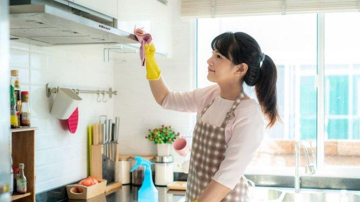 Ilustrasi membersihkan dapur dan segala peralatan masak yang kotor.