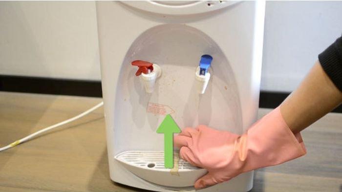 Ilustrasi Membersihkan Dispenser Air Minum