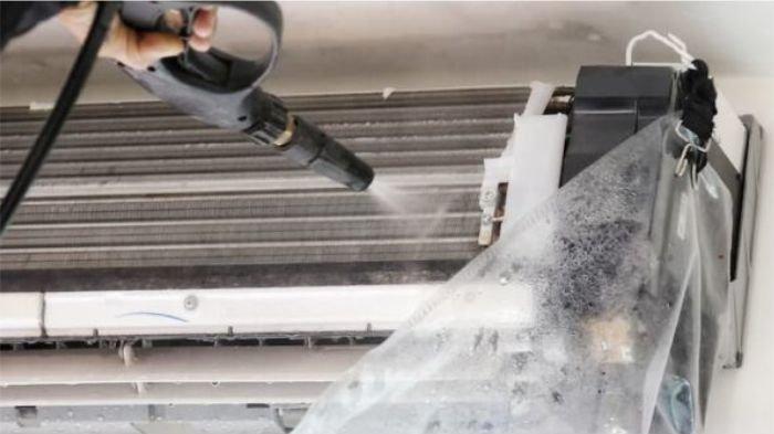 Ilustrasi mencuci AC agar dapat kembali membuat dingin dan sejuk ruangan