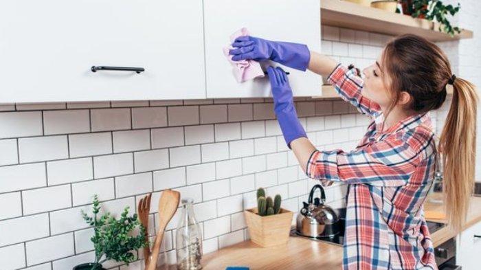 Ilustrasi membersihkan kitchen set pakai kain yang lembut dan juga cairan pembersih yang tepat.
