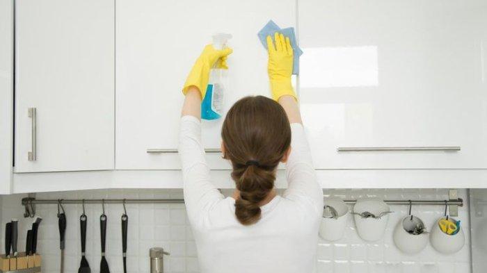 Kosongkan lemari dapur sebelum mulai membersihkannya.