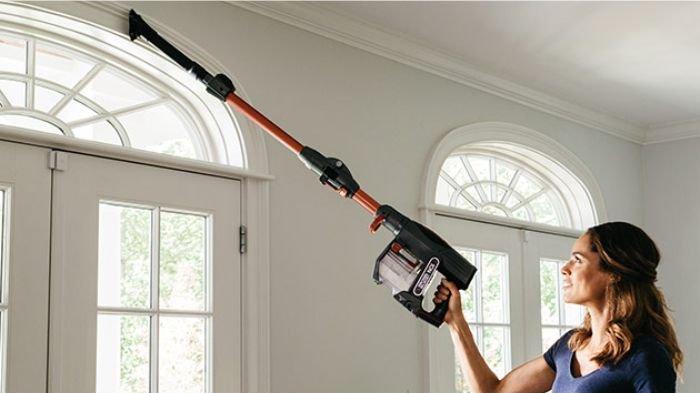 Ilustrasi penggunaan vacuum cleaner untuk mengatasi masalah debu, termasuk di permukaan gorden.