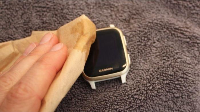 Ilustrasi membersihkan layar smartwatch