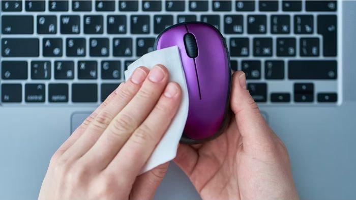 Ilustrasi membersihkan mouse agar nampak kembali kinclong seperti baru