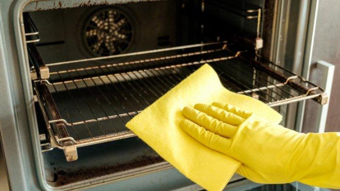 Ilustrasi membersihkan oven listrik dari kerak dan bau.