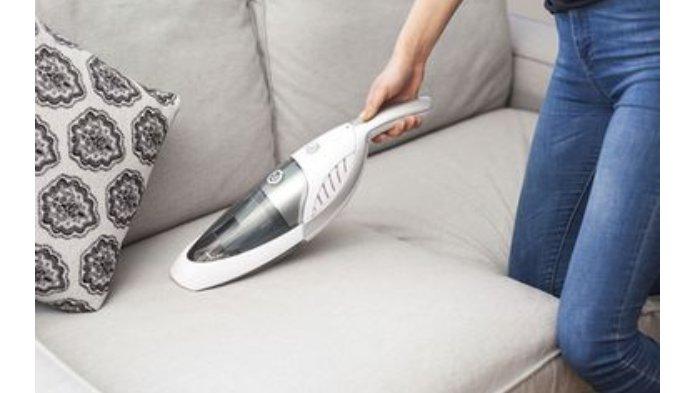 Bukan hanya bisa mengatasi debu di sofa, kamu bisa memanfaatkan vacuum cleaner untuk menyedot debu pada permukaan boneka besar.