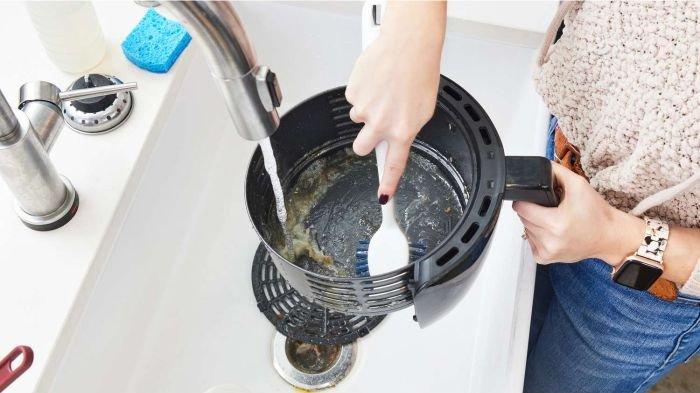 Sebaiknya tidak mengolah adonan basah di dalam air fryer supaya tidak lengket.