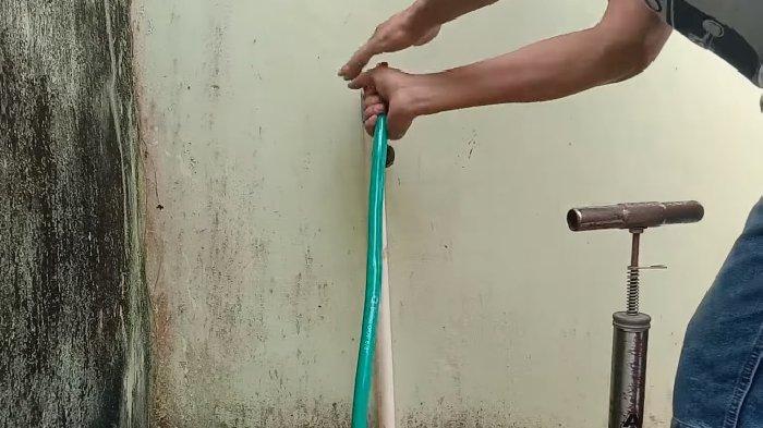 Ilustrasi Membuang Sumbatan Udara di Pipa dengan Pompa Angin Ban