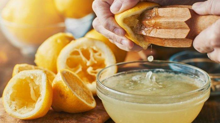 Cara membuat masker dari oatmeal selanjutnya yaitu dicampurkand dengan air lemon.
