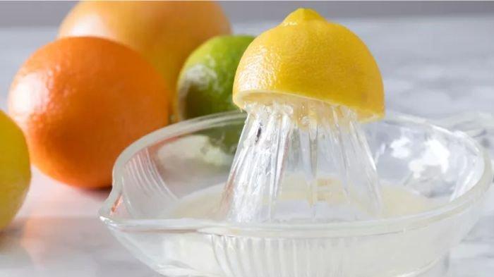 Ilustrasi memeras air lemon yang punya banyak manfaat.
