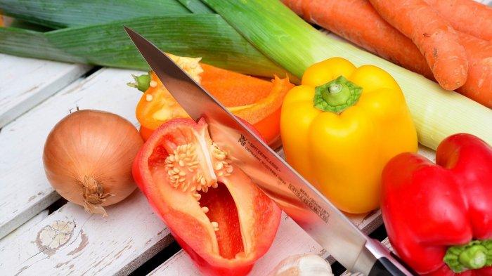 ilustrasi memotong sayur dan buah buahan dengan pisau