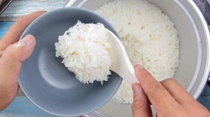 Ilustrasi menanak nasi untuk mengurangi rasa panas di perut karena makan pedas.