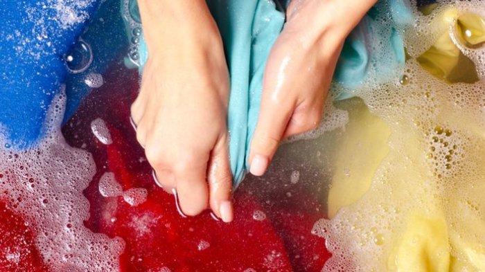 Sebaiknya balik pakaian saat akan dicuci untuk cegah luntur.