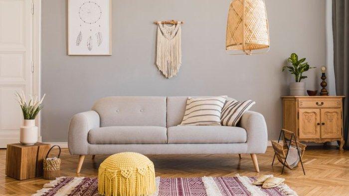 Ilustrasi sofa dan bantal sofa yang harus dirawat dengan tepat untuk cegah bau apek muncul.