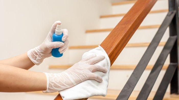 Ilustrasi mendisinfeksi permukaan benda pakai bahan alami yang lebih aman.