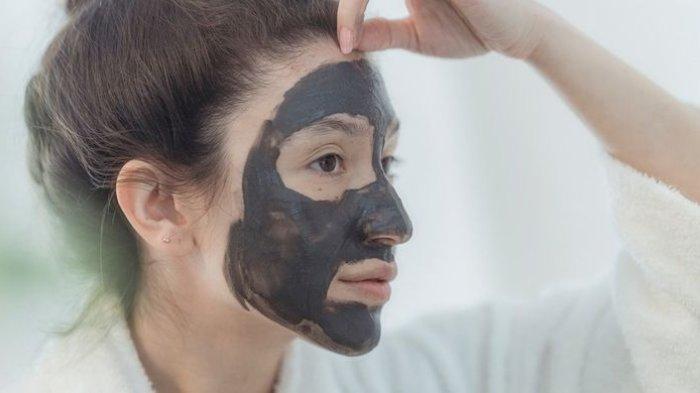 Ilustrasi mengaplikasikan clay mask.