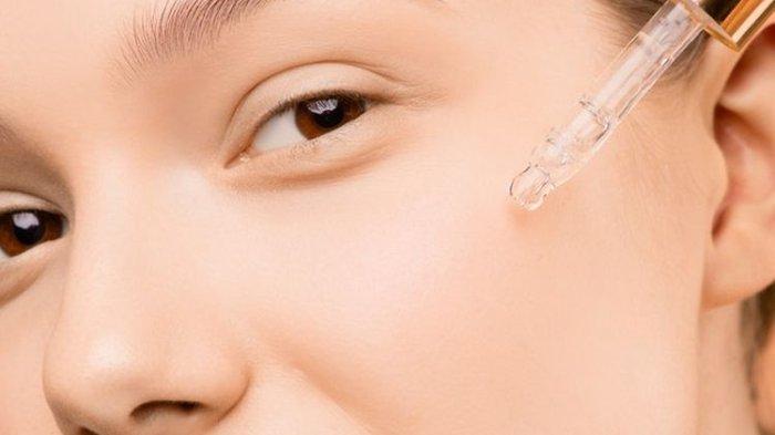 Ilustrasi mengaplikasikan serum mengandung Glycerin.