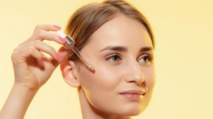 Ilustrasi mengaplikasikan serum retinol dengan cara yang tepat.