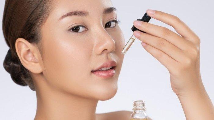Ilustrasi mengaplikasikan serum retinol ke wajah.