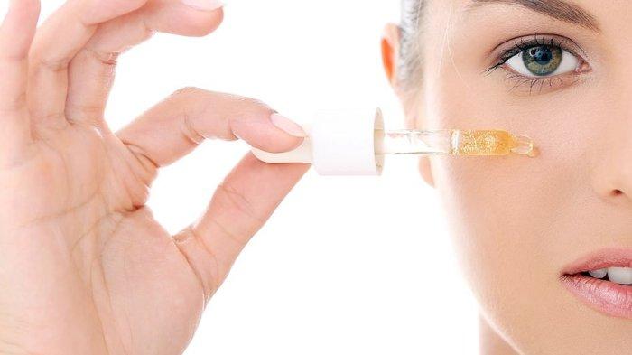 Ilustrasi mengaplikasikan skincare dengan kandungan AHA BHA yang sebaiknya tidak dicampur dengan retinl.