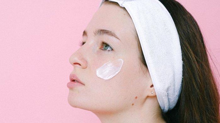 Ilustrasi mengaplikasikan skincare yang mengandung ceramide.