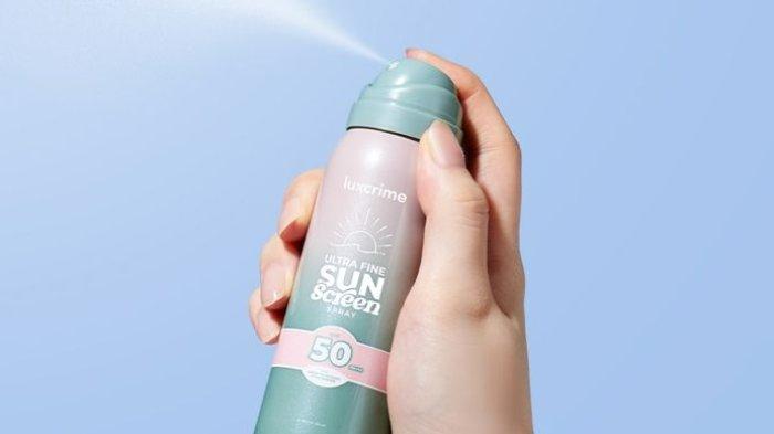 Ilustrasi mengaplikasikan sunscreen spray agar kulit terlindungi dari sinar UV Matahari.