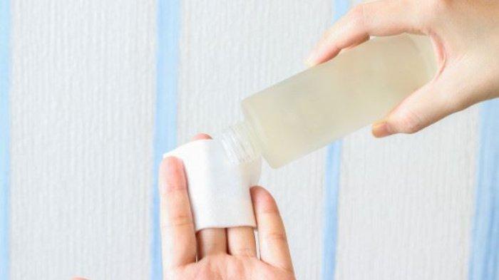 Ilustrasi mengaplikasikan toner.