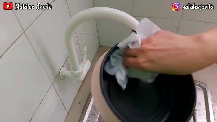 Ilustrasi mengeringkan panci listrik usai dibersihkan dan sebelum digunakan supaya lebih aman.