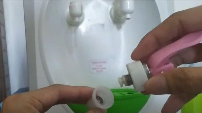 Ilustrasi mengganjal karet atau seal keran air dispenser agar tidak menetes terus