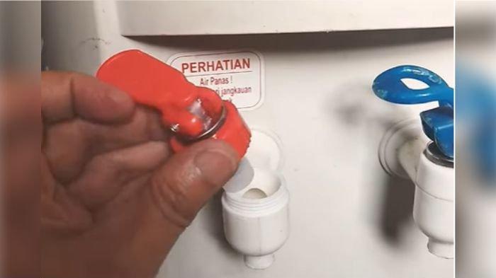 Ilustrasi mengganti keran air dispenser yang menetes hanya bagian atasnya saja
