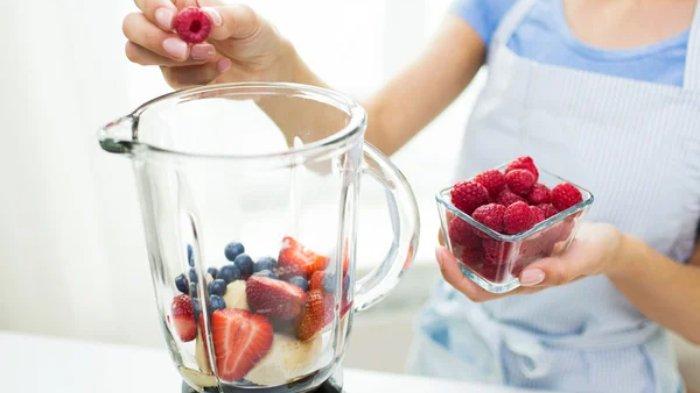 Ilustrasi menggunakan blender handal untuk membuat smoothie dan haluskan beragam bahan secara lebih mudah