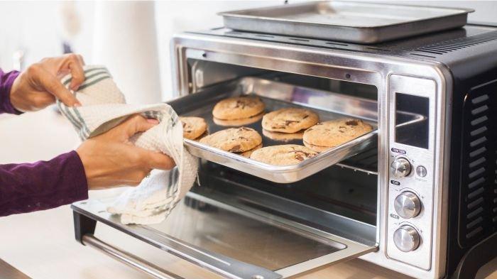 Ilustrasi penggunaan oven listrik untuk memanggang roti maupun kue