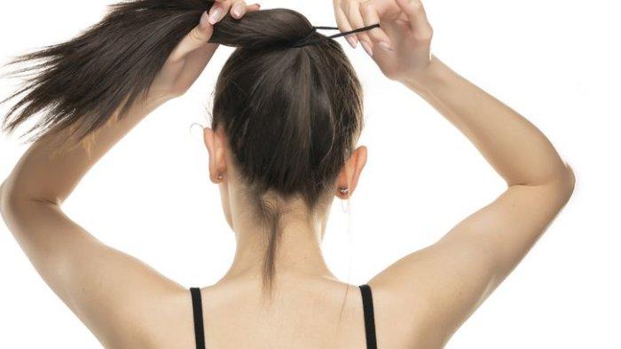 Ilustrasi mengikat rambut dengan lebih longgar.