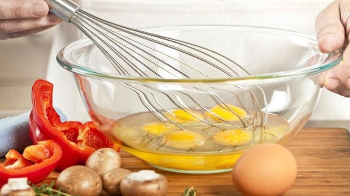 Bau amis telur pada perlengkapan masak bisa diatasi dengan kulit jeruk.