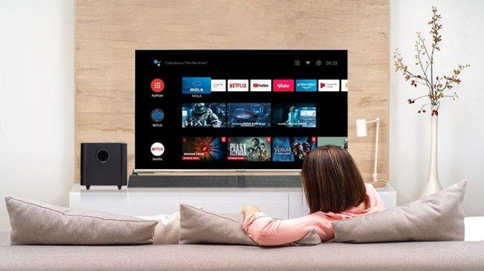 Ilustrasi seorang wanita sedang menonton konten hiburan lewat Smart TV