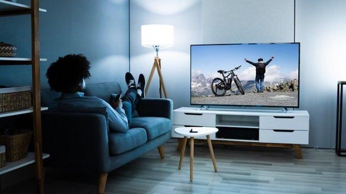Ilustrasi meletakkan Smart TV di atas meja yang kokoh