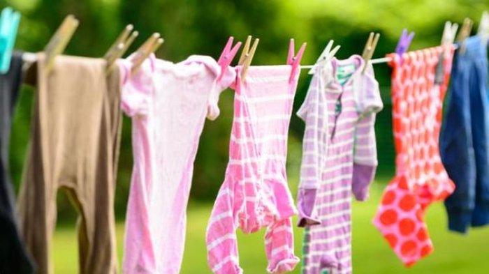 Ilustrasi menjemur pakaian di halaman