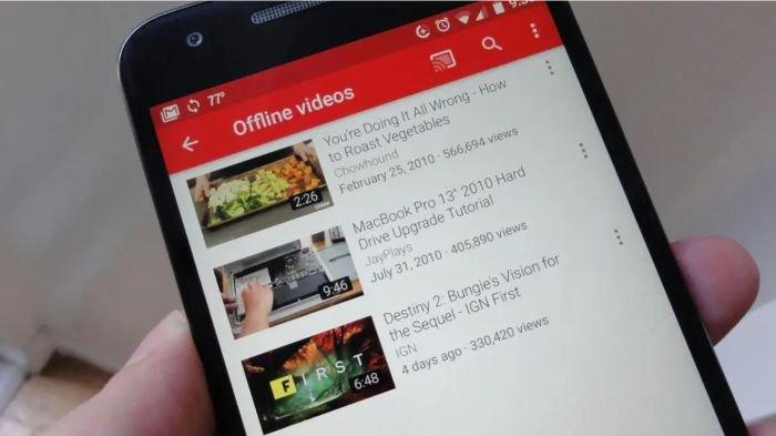 Ilustrasi menonton video YouTube offline untuk menghemat kuota data internet