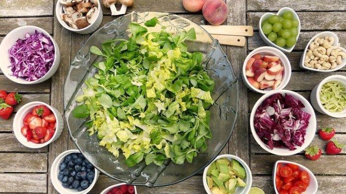 Ilustrasi menyajikan salad untuk menu sarapan sehat rendah kalori.